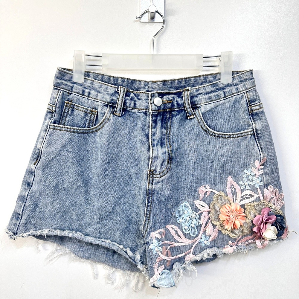 Floral Embroidered 3D Flower Denim Shorts M Light Wash High Rise Boho Cottage